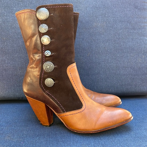 True Religion Leather Hilda Boots Camel/Chocolate Womens 9.5 M 3” Heel  Zip - Picture 1 of 16